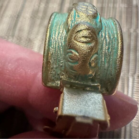 Vintage Green Verdis Gold Clip On Earrings Archeological Theme VTG - Picture 9 of 16